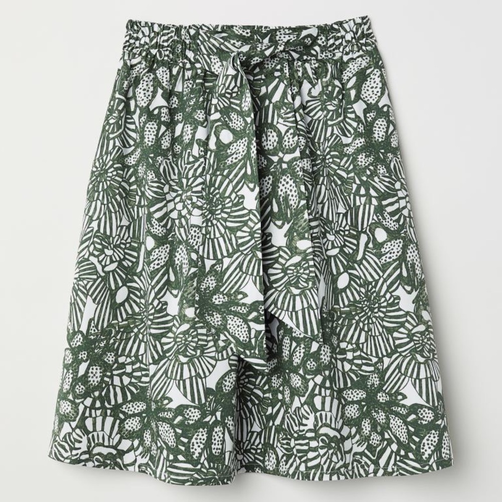H&M knee length skirt with elastic waist.